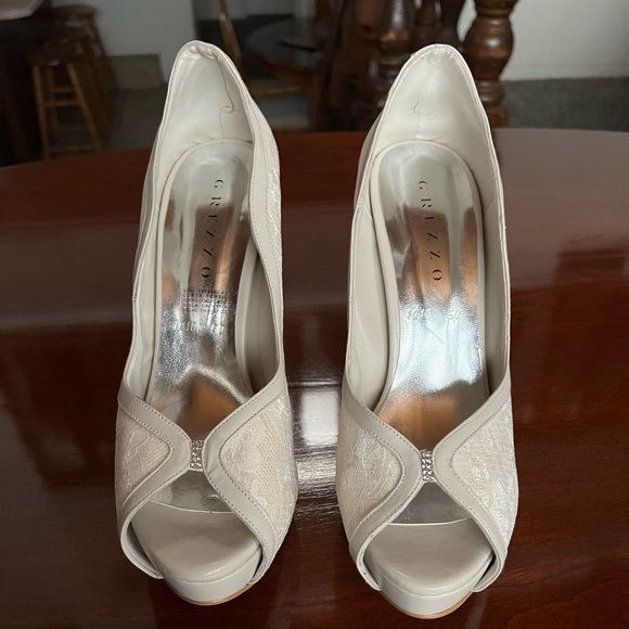 Shoes - Beautiful new  heels size 8